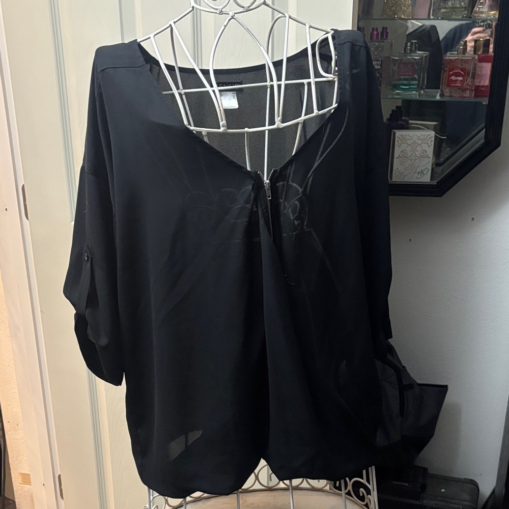 VENUS Black Relaxed Front Blouse